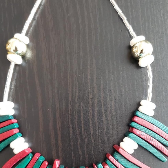 Green and red wooden handcraft seed bead necklace - Picture 3 of 3